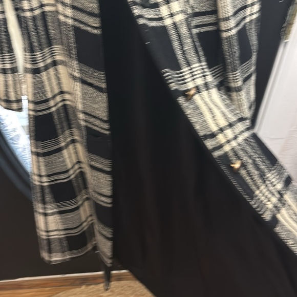 Black/cream plaid coat
Vintage Stone & Thomas
Small - Picture 3 of 3